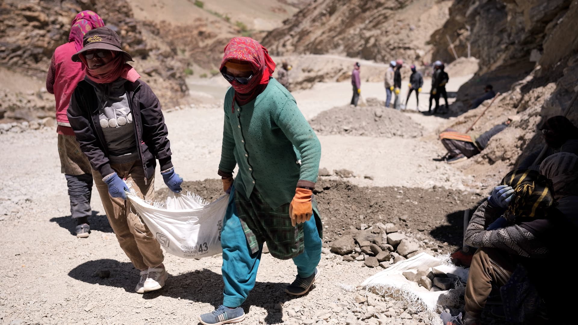 Frame from LA ROUTE film