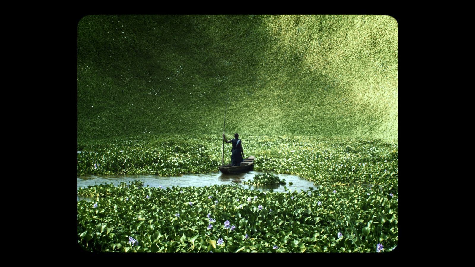 Frame from À QUI LE MONDE film