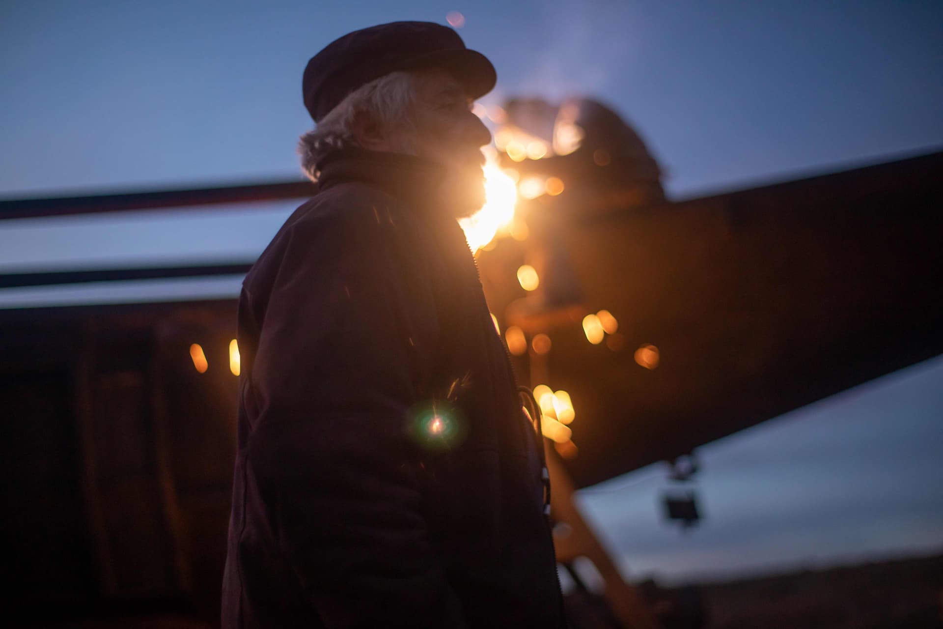 Frame from La Fabulosa Máquina De Cosechar Oro film