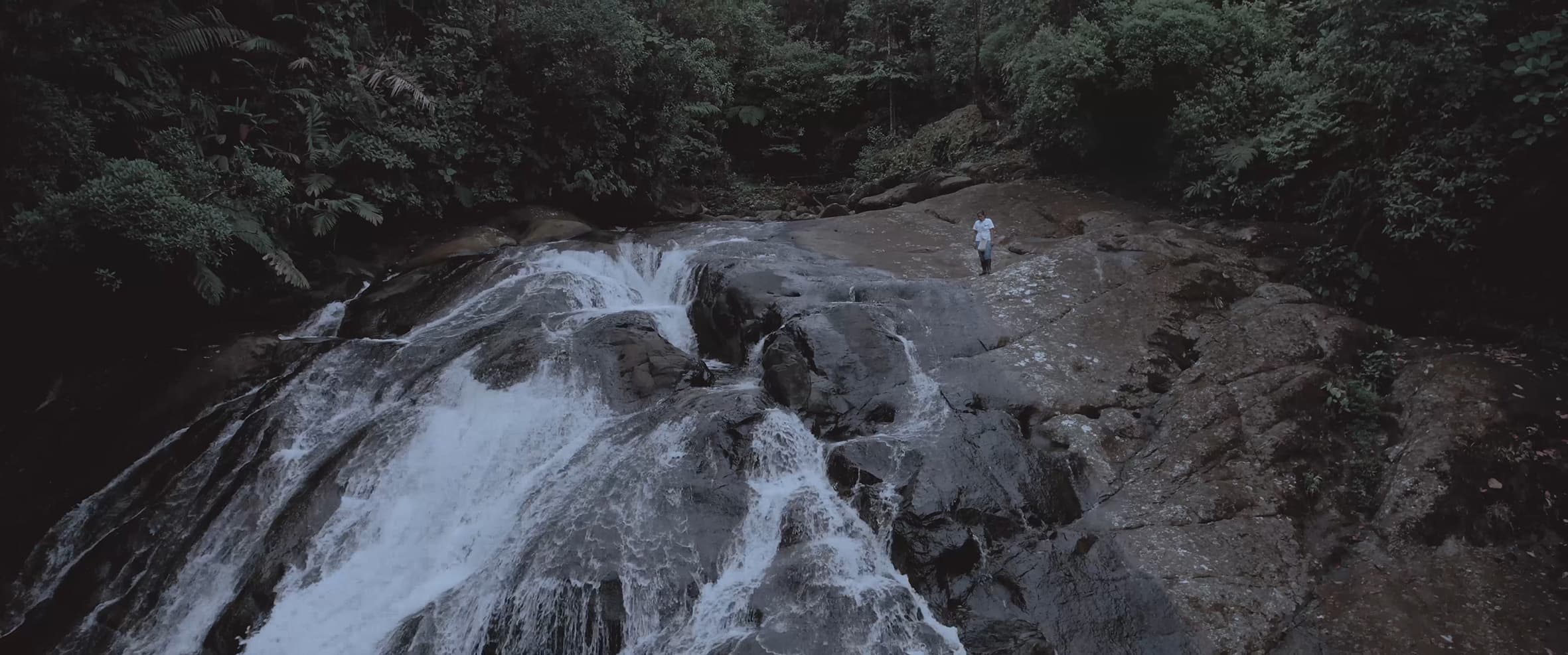 Frame from Como el agua, la piedra y la espuma film