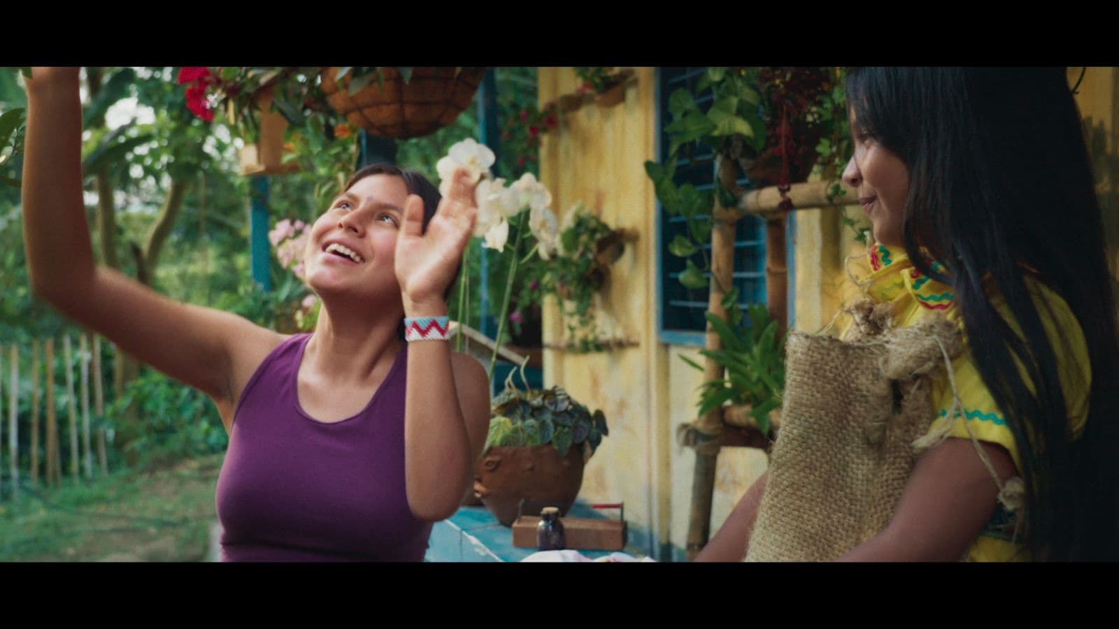 Frame from AKABABURU: EXPRESIÓN DE ASOMBRO film