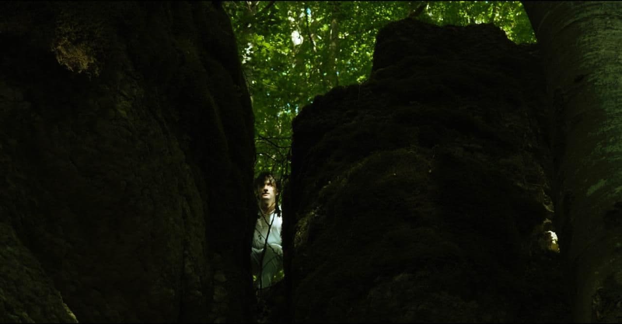 Frame from AL DI LÀ DELLA PARETE film